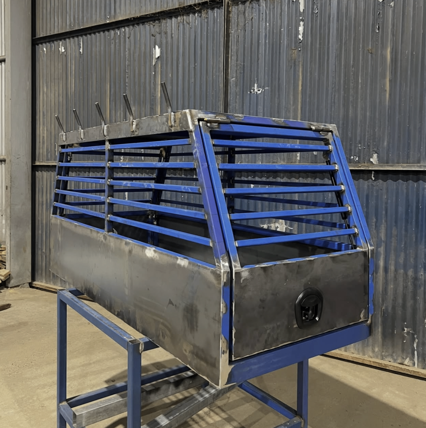 Steel Pig Hunting Dog Box